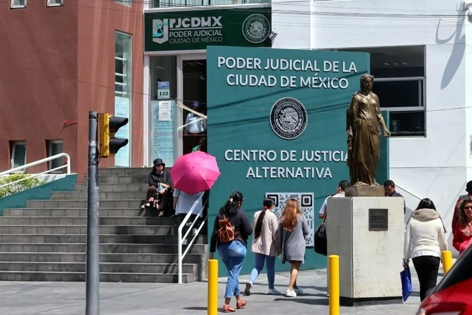 'Hasta que nos den respuesta vamos a abrir, lamentamos las afectaciones pero también a nosotros nos están cometiendo injusticias', expresó una trabajadora.