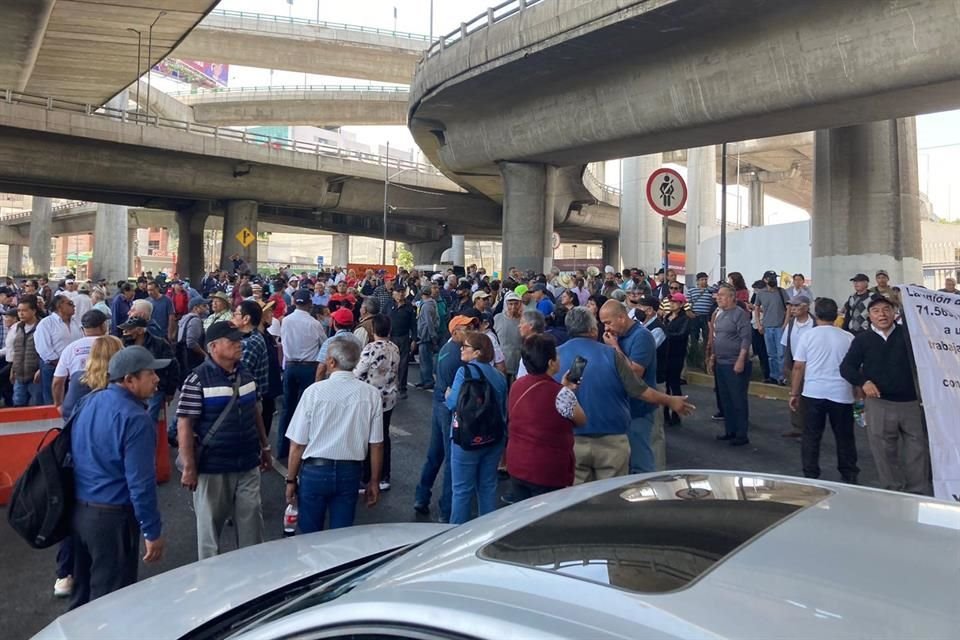 Trabajadores de la extinta Ruta 100 bloquean ambos sentidos de Periférico Sur, a la altura de Luis Cabrera, frente a oficinas de la CNDH.