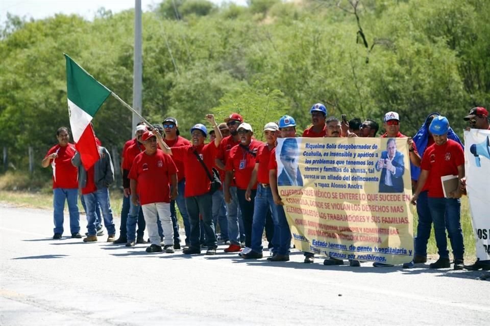 Empleados de AHMSA acudieron a la Presa El Cuchillo para pedir a AMLO que intervenga en el paro de la empresa.