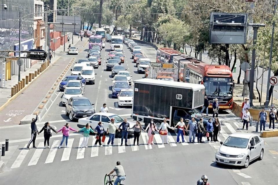 Personal de la Sedesa bloqueó Insurgentes Norte para que la transición al sistema federal sea apresurada.