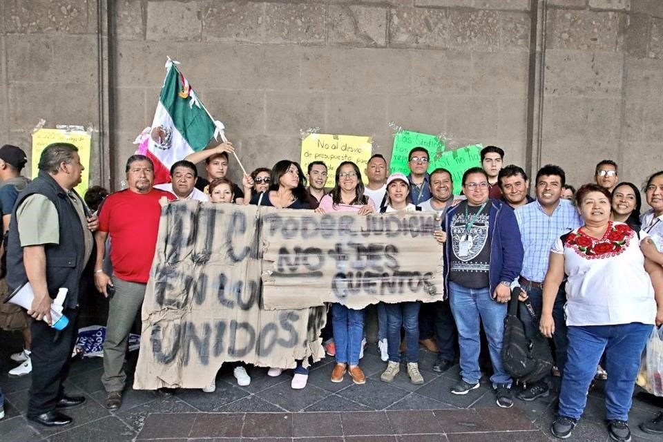 Trabajadores exigen un incremento salarial de 7.7 por ciento.