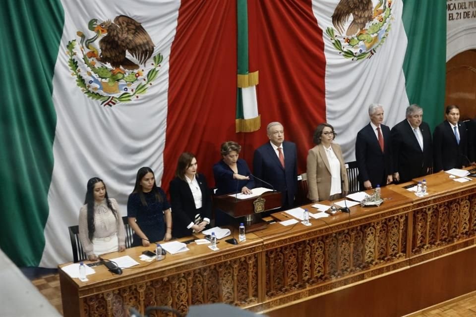 La morenista Delfina Gómez rindió protesta como Gobernadora del Edomex en el Congreso local, tras casi 80 años de Gobierno priista.