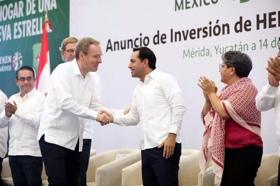 Guillaume Duverdier, CEO de Heineken México, saluda a Mauricio Vila, Gobernador de Yucatán, en el anuncio de la nueva planta, mientras Raquel Buenrostro, Secretaria de Economía, aplaude.