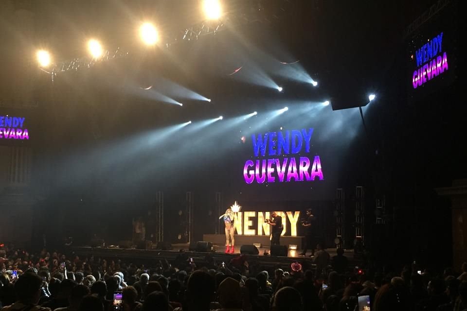 La influencer Wendy Guevara armó la fiesta con su show 'Resulta y Resalta' en el Teatro Metropólitan y lo 'convirtió' en un antro.