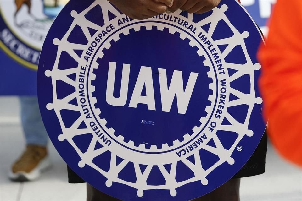 El sindicato UAW inició el viernes 15 de septiembre una huelga en fábricas de coches claves en EU.