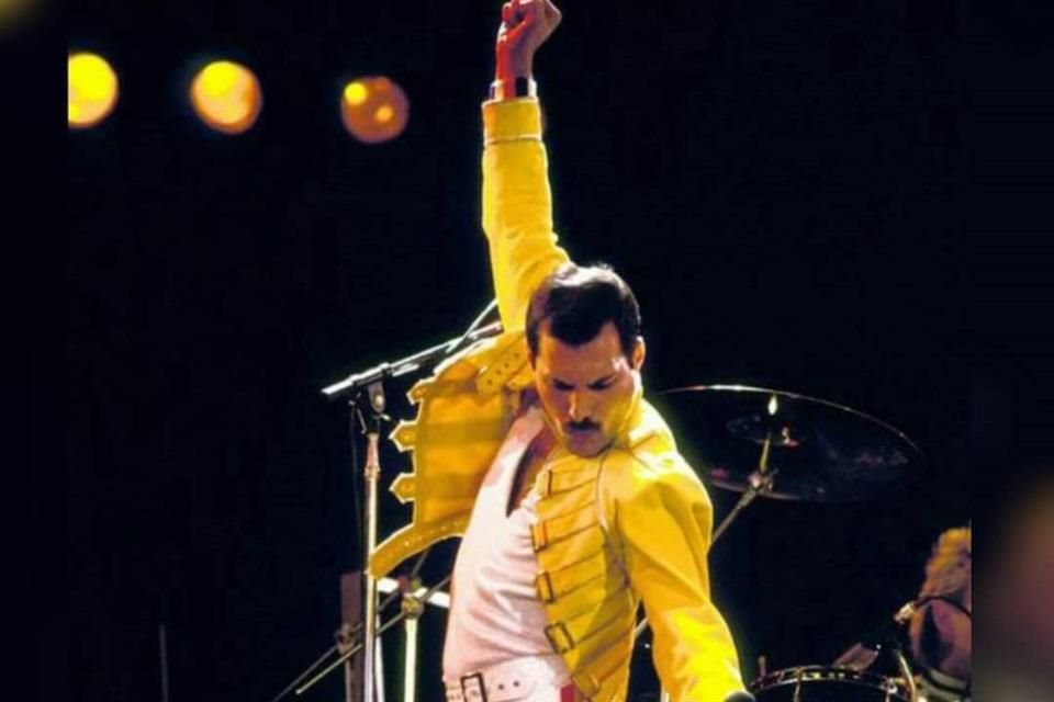 La casa estadounidense Sotheby's subastó este viernes mil 400 posesiones y artículos personales del vocalista de Queen, Freddie Mercury.