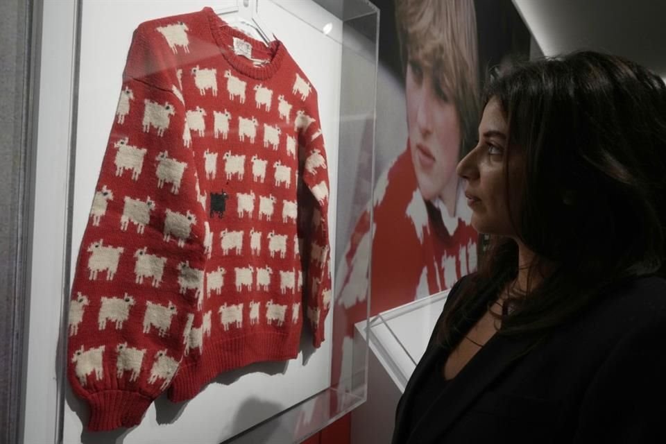 El icónico suéter de oveja negra perteneciente a la Princesa Diana fue vendido en una subasta por la cantidad de un millón 143 mil dólares.