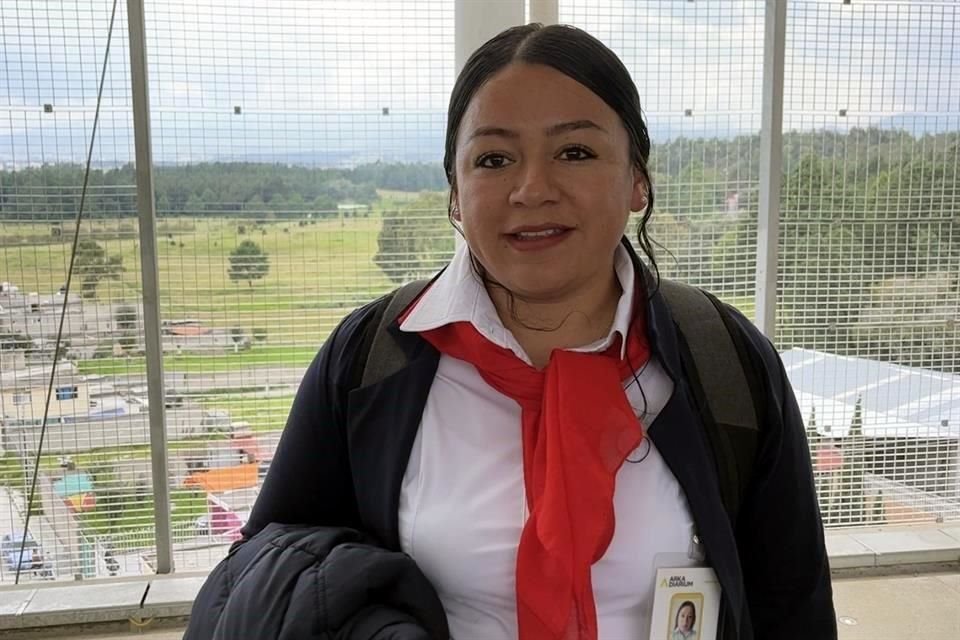 Nataly Ayala, originaria de Ixtapaluca, es conductora del Tren Interurbano.