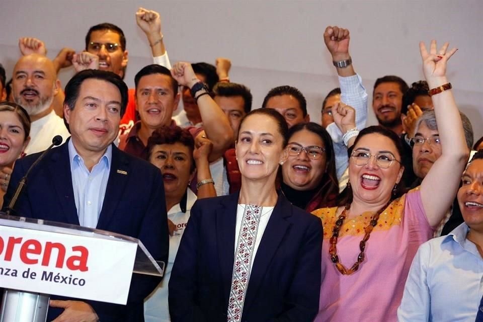 Claudia Sheinbaum y Mario Delgado en conferencia de prensa en el Hotel Courtyard, en Ciudad de México.