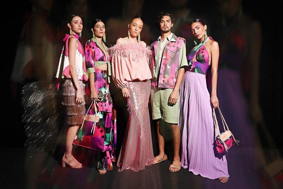 Tonos rojizos y violetas dan vida a blusas y pantalones.