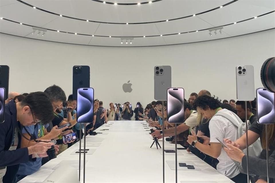 Reporteros de todos los rincones del mundo se reunieron para conocer lo último de la familia iPhone.