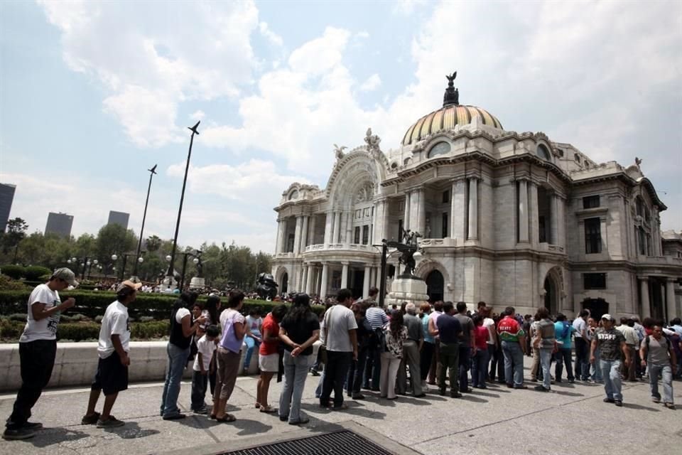 Largas filas rodeaban el recinto de mármol para visitar la exposición de Botero. Unas 300 mil personas, se calculó entonces, la visitaron.