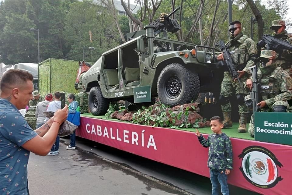 Militares convivieron con ciudadanos previo a desfile.