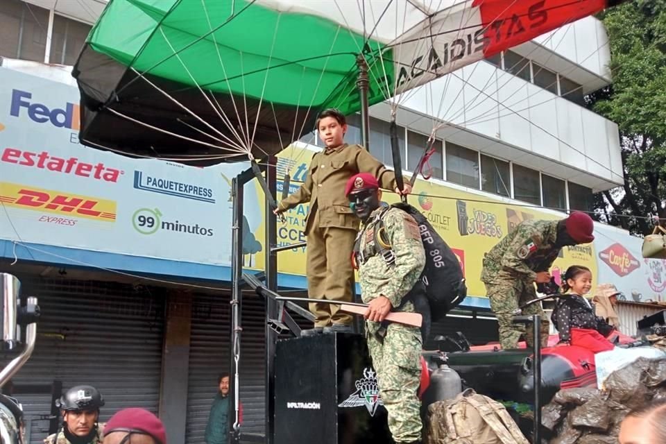 Fusileros Paracaidistas participan en desfile militar.