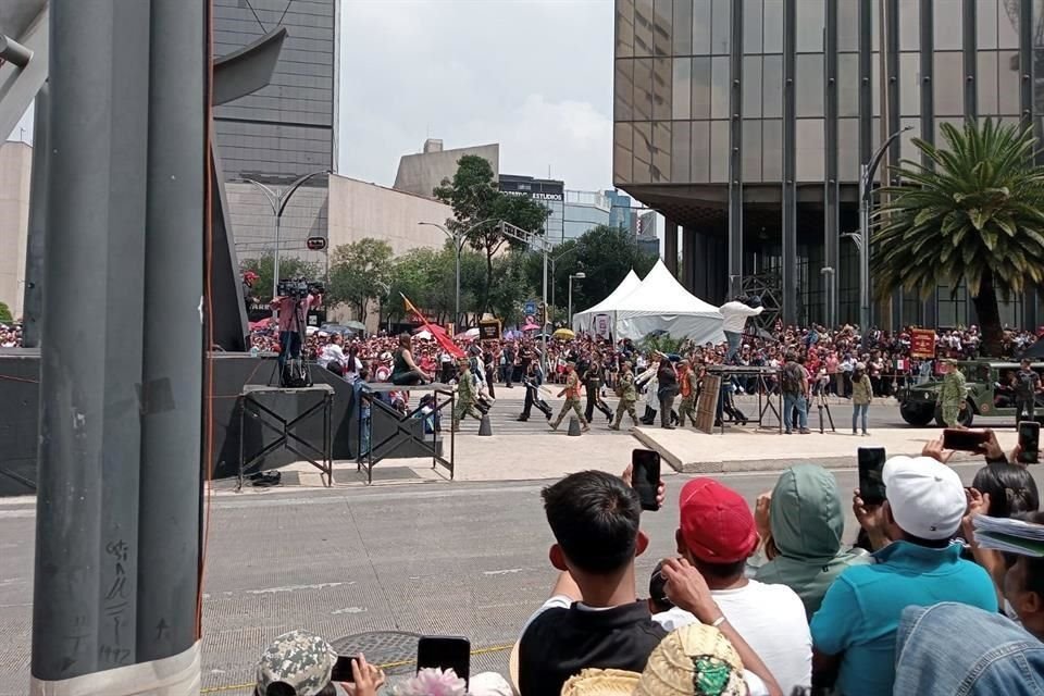 La marcha de la delegación asiática destacó por su ejecución y disciplina.