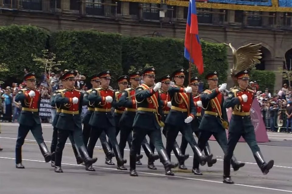 Xóchitl Gálvez y el Grupo Plural reprobaron que AMLO haya invitado a militares de gobiernos autoritarios al desfile de la Independencia.