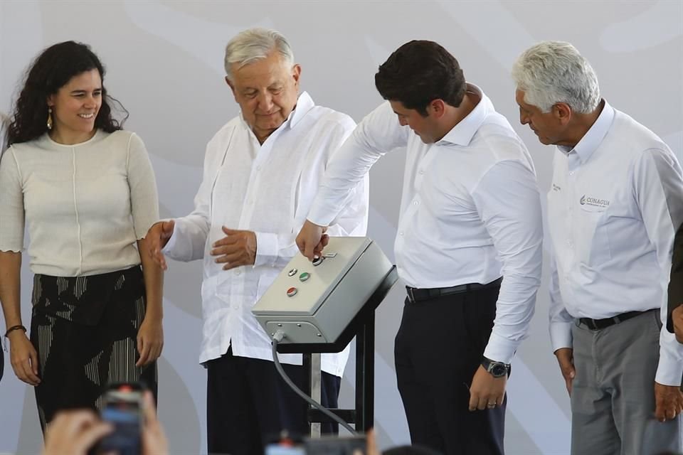 AMLO y Samuel durante la inauguración del Cuchillo 2.