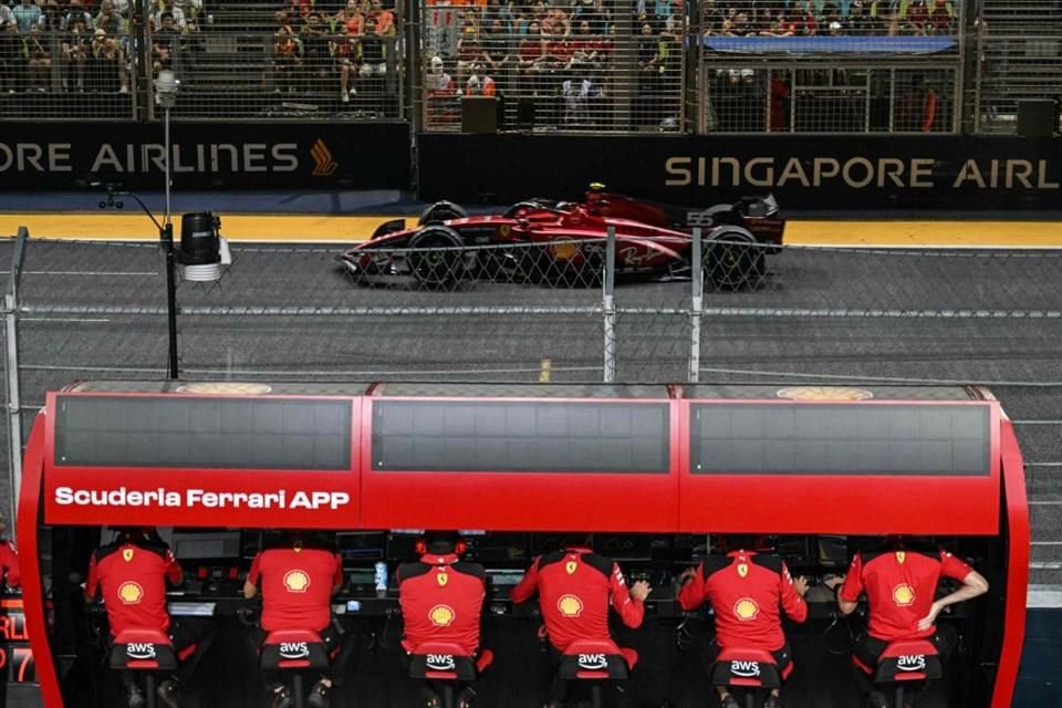 Carlos Sainz rueda sobre la pista del GP de Singapur.