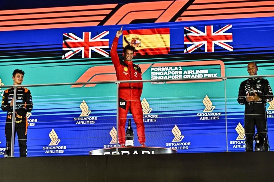 Carlos Sainz ganó el primer lugar de la carrera en el GP de Singapur.