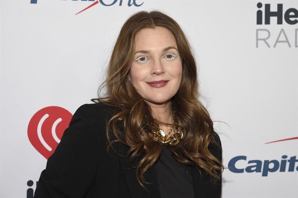 La actriz Drew Barrymore pospuso el lanzamiento de su programa de entrevistas tras recibir críticas del Sindicato de Actores y Escritores de Hollywood.