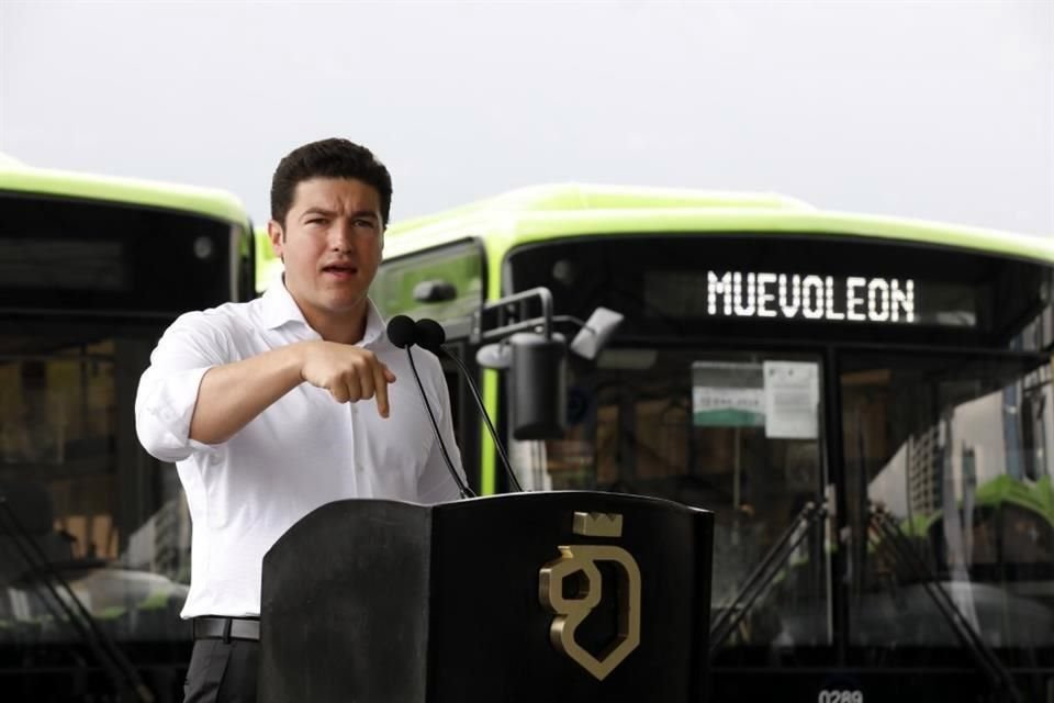 Samuel García apresuró su salida y su equipo de logística impidió que los medios se le acercaran poniendo una valla, impidiendo el paso. 