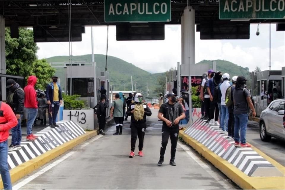 Normalistas de Ayotzinapa tomaron un par de horas la caseta de Palo Blanco, en la Autopista del Sol, como protesta por 9 años de desaparición de 43 de sus compañeros.