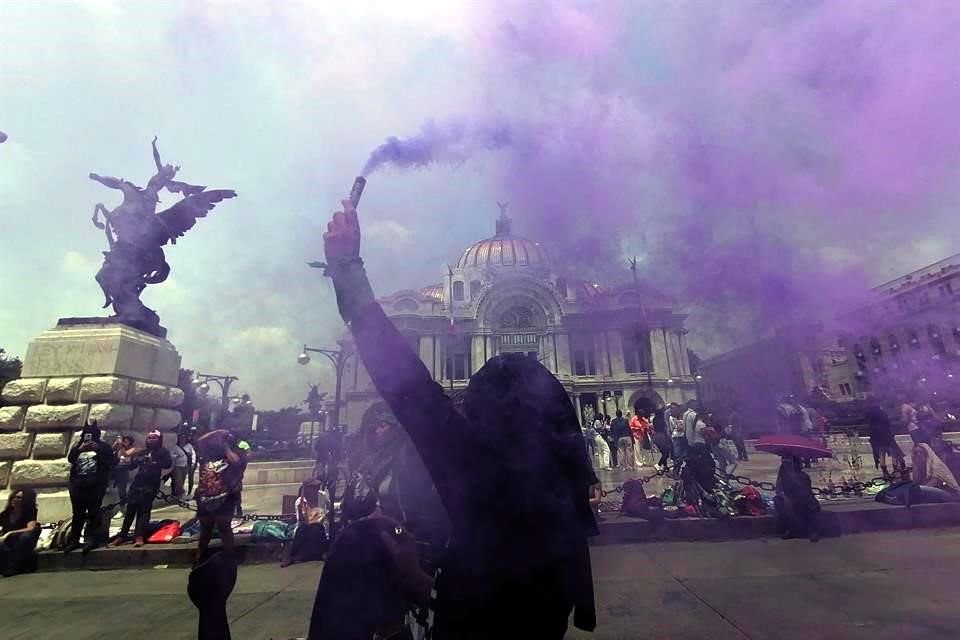 Colectivas feministas cerraron Avenida Juárez, frente a Palacio de Bellas Artes.