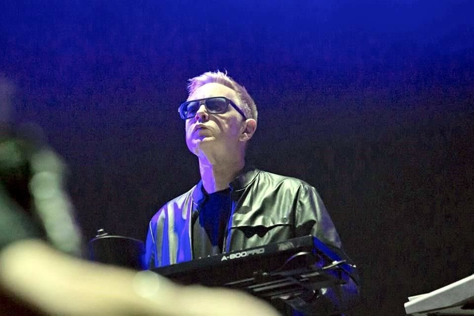 Como una manera de rendirle homenaje a Andy Fletcher, mientras suena 'World in my Eyes' los fans mostrarán hojas impresas con la foto del tecladista.