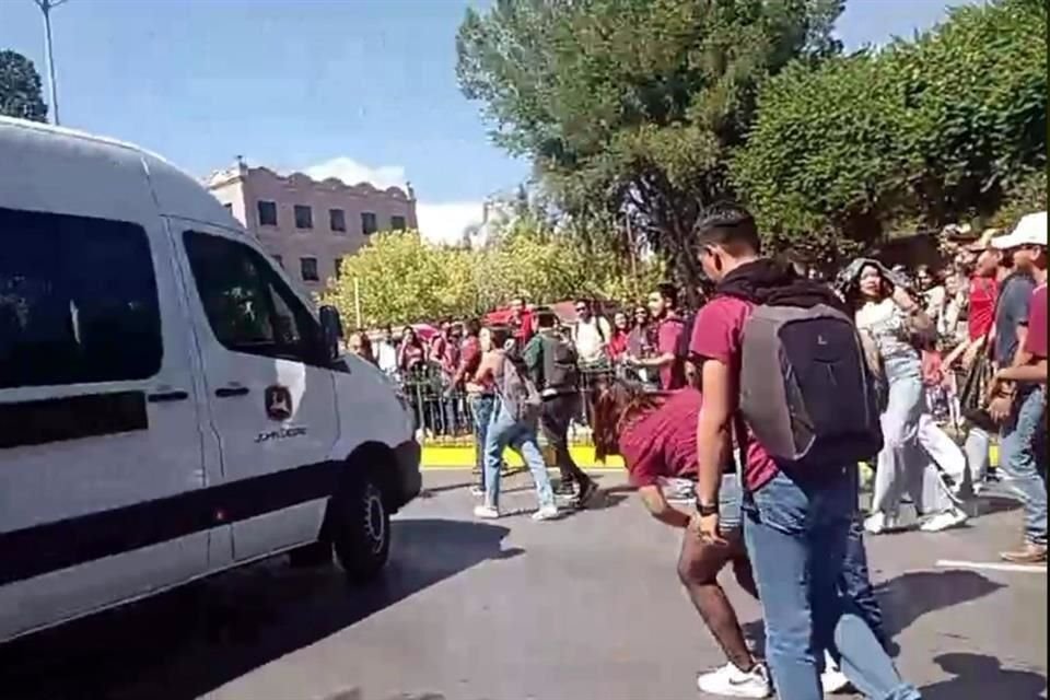 Los estudiantes cerraron el Bulevar Venustiano Carranza, en la Zona Universitaria, en protesta por el comportamiento de las autoridades educativas la noche del jueves.