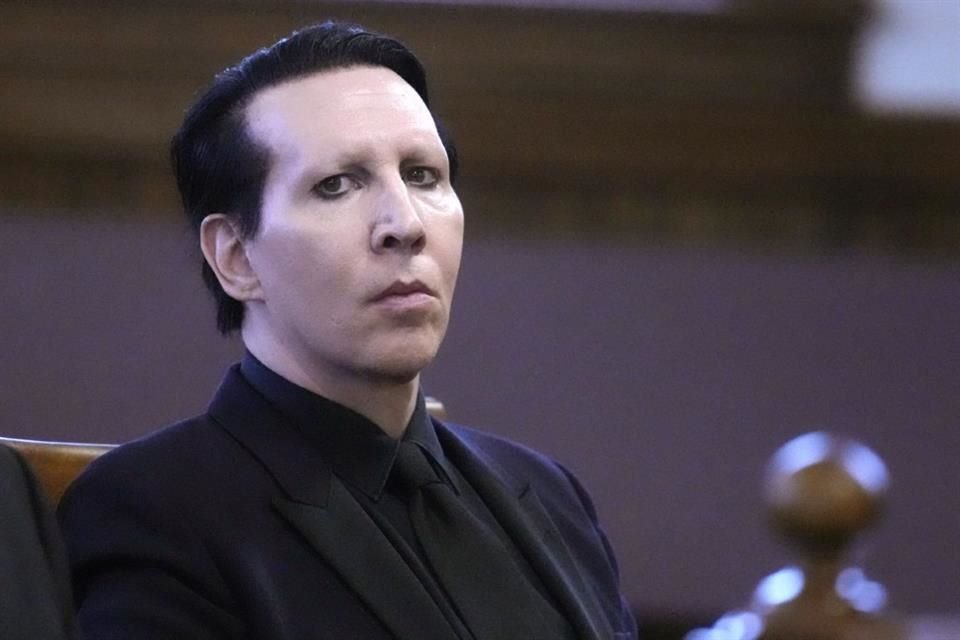 El cantante Marilyn Manson fue sentenciado a 20 horas de servicio comunitario y una multa por sonarse la nariz sobre una camarógrafa.