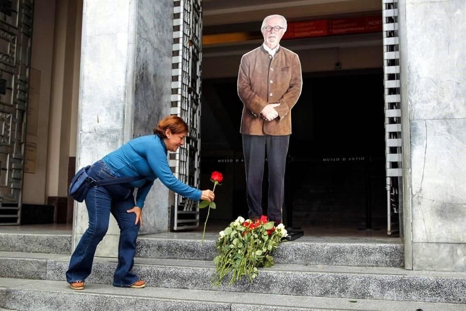 Desde el viernes 15, cuando se informó la muerte del artista Fernando Botero, los habitantes de Medellín acudieron al Museo de Antioquia para depositarle flores.