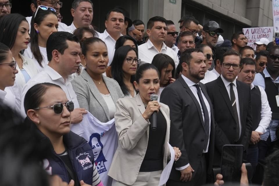 Luisa González habla ante sus seguidores rodeada de seguridad a su salida de la Fiscalía General en Quito, Ecuador.