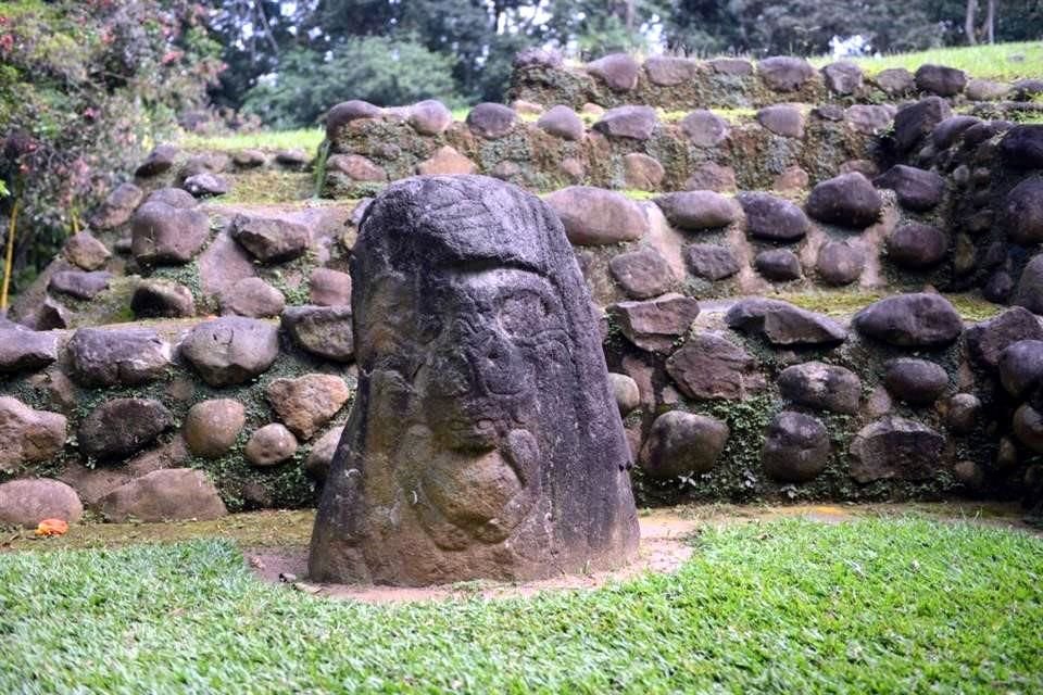 Tak'alik Ab'aj ('Piedra parada' en maya-k'iche') alberga una estela en la que convergen inscripciones olmecas y mayas, prueba de que esta ciudad fue testigo de la transición entre culturas.