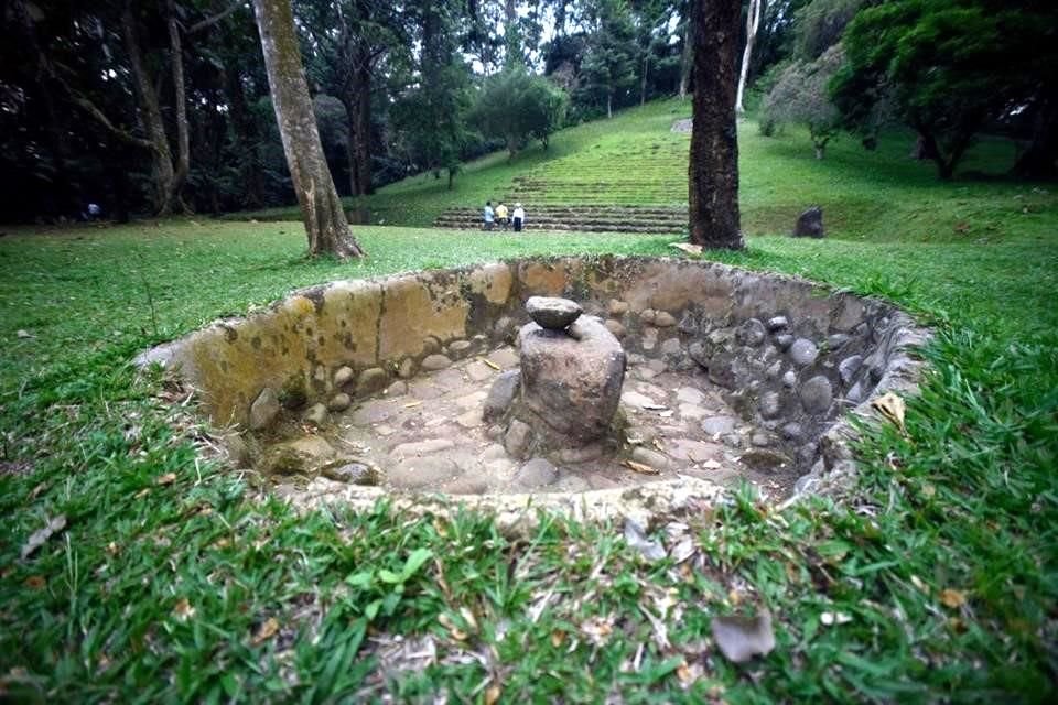 El sitio fue una ciudad comercial habitada en principio por olmecas (1.500 a.C. a 100 d.C.) y luego por mayas en el período preclásico medio (800 al 300 a.C).