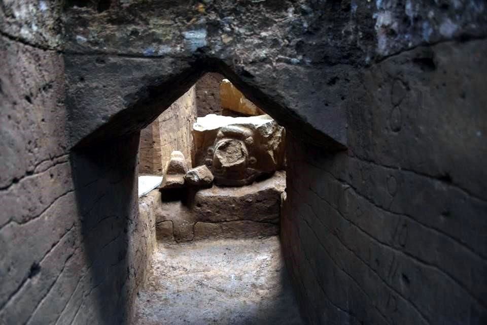 El sitio abarca 650 hectáreas en las faldas de una cadena volcánica, donde existen 356 monumentos. En 133 de ellos hay seis formas distintas de escritura.