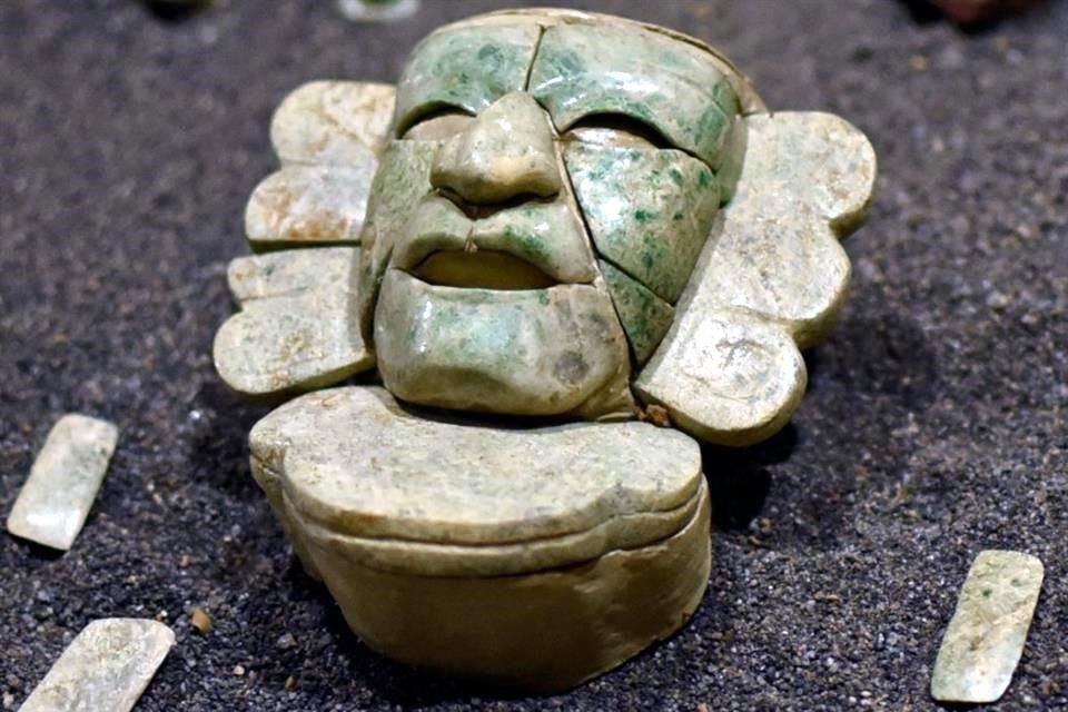 Los bloques rectangulares de piedra y máscaras mortuorias con jade halladas en el lugar revelan un 'excepcional' cambio en las costumbres olmecas hacia la naciente cultura maya.