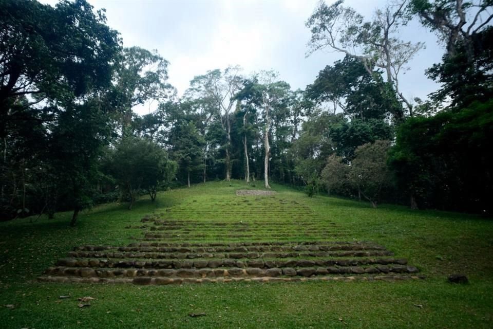 Tak'alik Ab'aj se suma en Guatemala a la ciudad colonial de Antigua, las ruinas mayas de Tikal y Quiriguá, y la fiesta de Semana Santa, antes nombradas Patrimonio Mundial por la UNESCO.