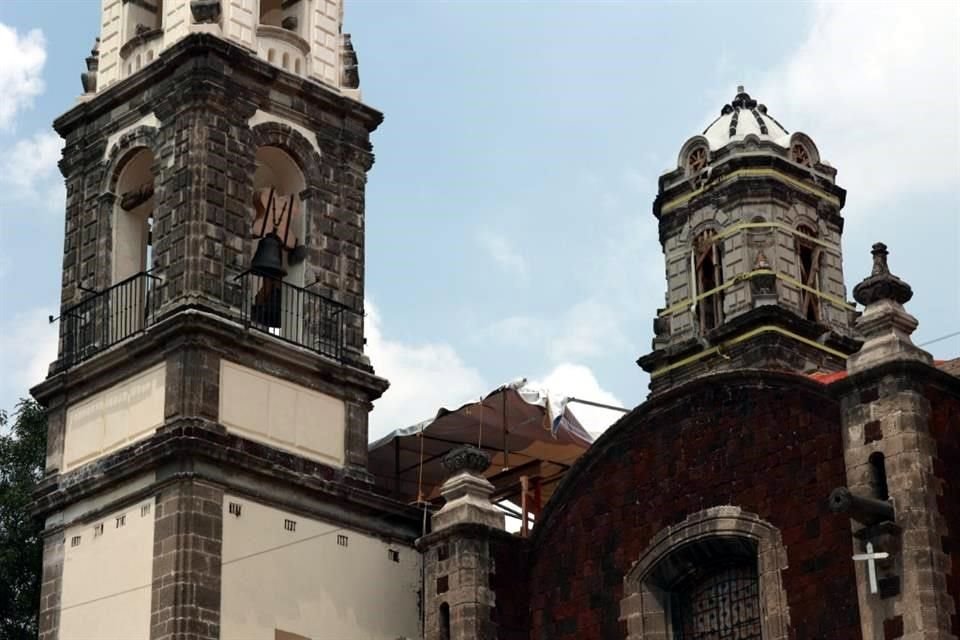 La Parroquia de la Santa Veracruz, a un costado de la Alameda central, exhibe aún en una de sus torres cinturones que aseguran su estructura.