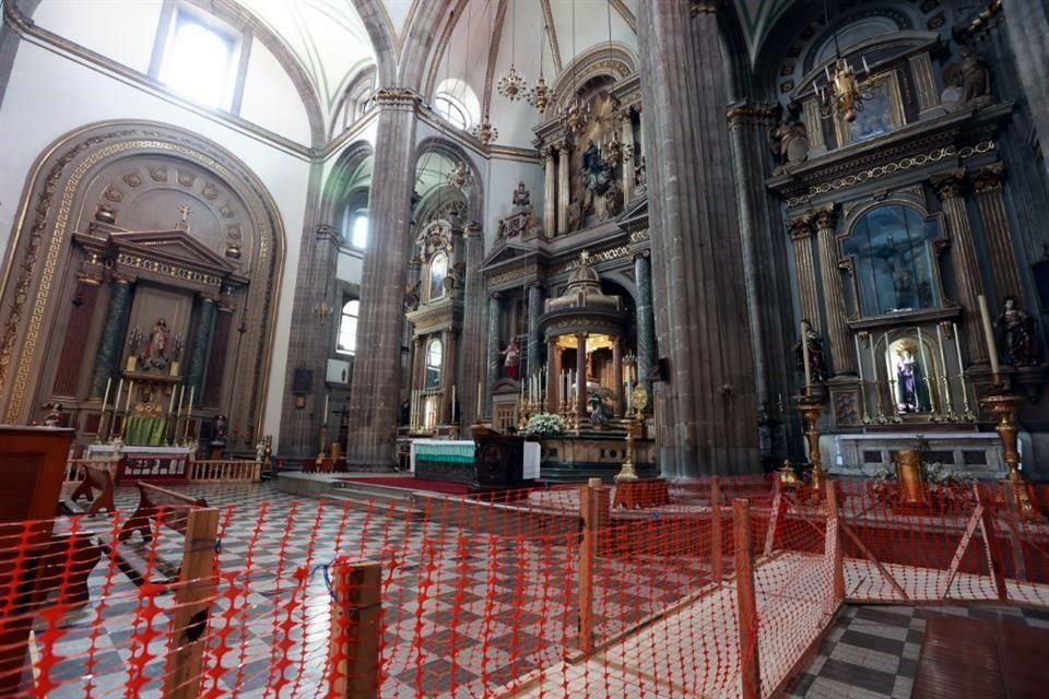 En el Templo de San Felipe Neri, conocido como La Profesa, se mantienen áreas reservadas por las obras al interior del recinto.