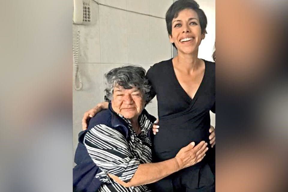 Nebai Osorio con su abuela, quien falleció en el lugar.