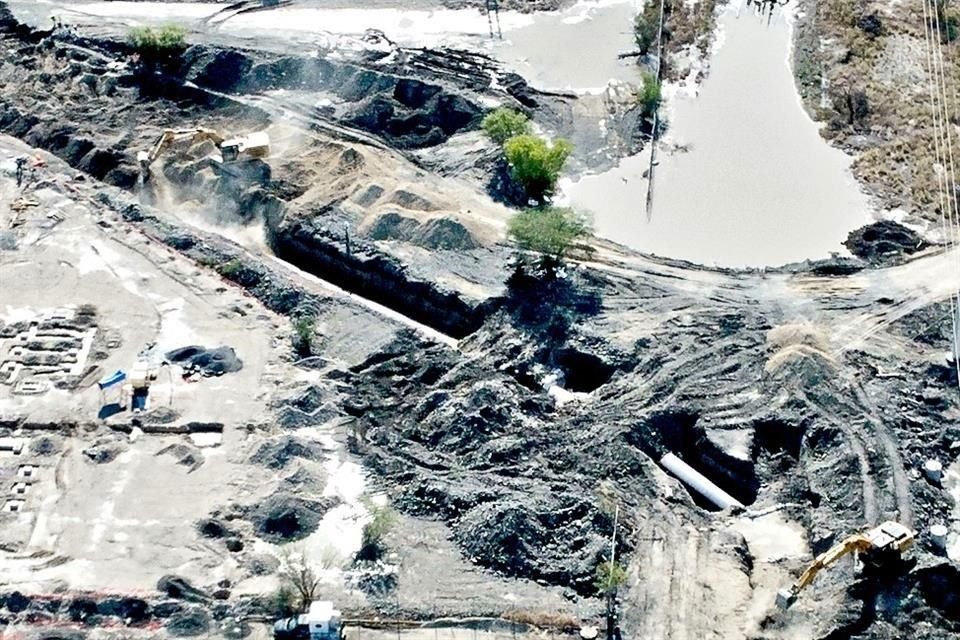 En la Planta de Bombeo 2, a donde según Conagua estaba ayer por llegar el agua, la tubería del ducto era tapada en la tarde con máquinas que vaciaban tierra en labores a marchas forzadas.