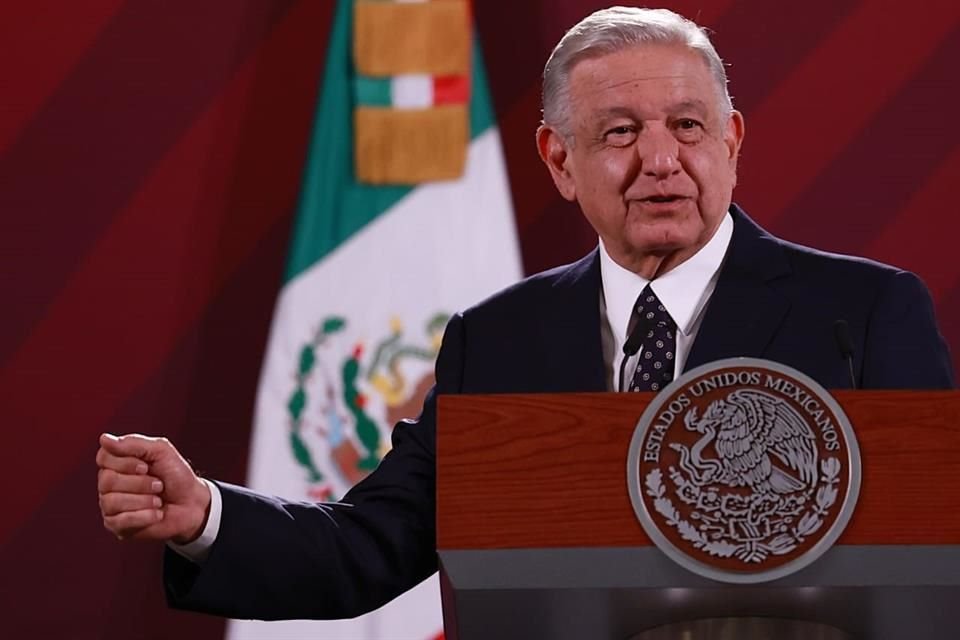 El Presidente en conferencia de prensa.