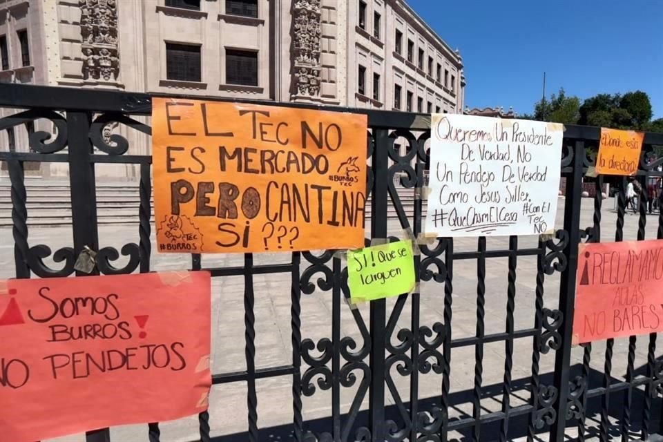 Los alumnos acusan que autoridades usaron la explanada del plantel para armar una 'cantina VIP'.