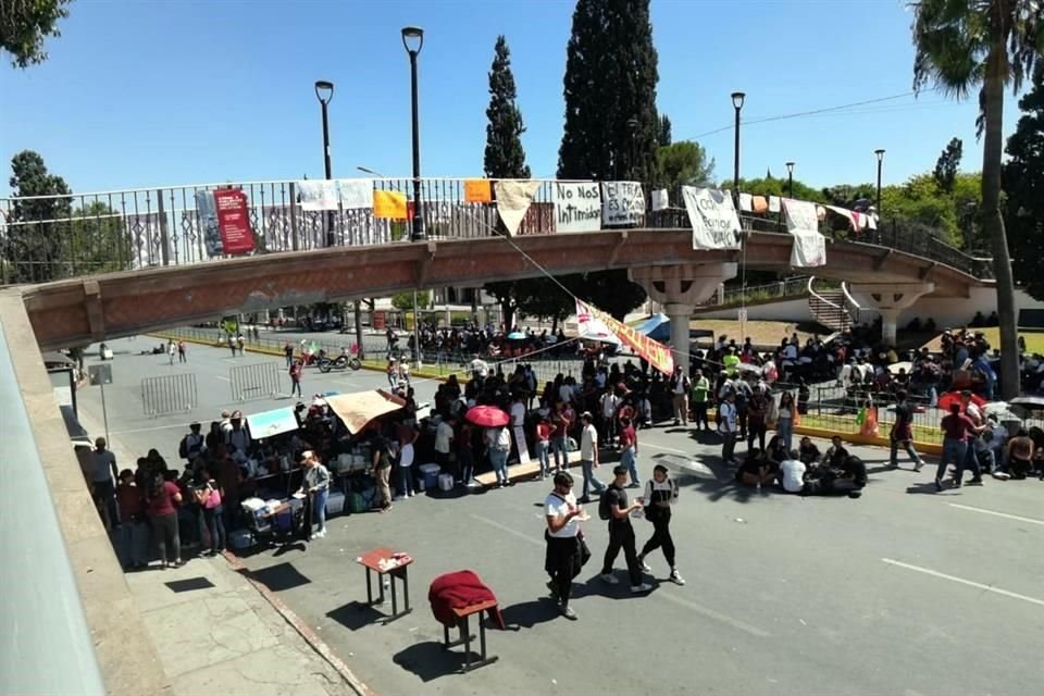 Los jóvenes pernoctaron frente a las instalaciones del Instituto Tecnológico de Saltillo y mantienen tomadas las instalaciones.