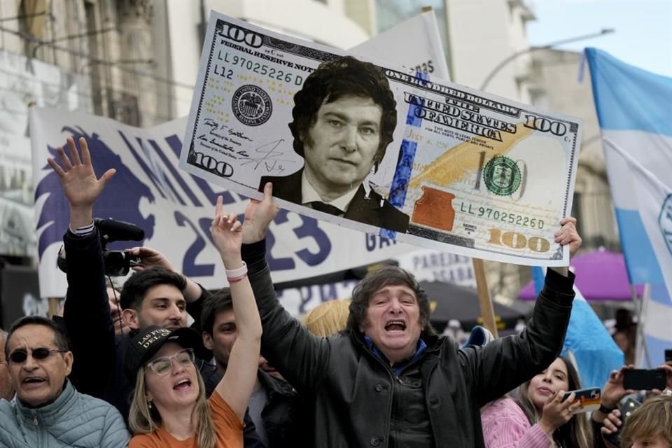 El aspirante presidencial argentino, Javier Milei, muestra un cartel gigante que simula un billete de 100 dólares gigante con su cara.