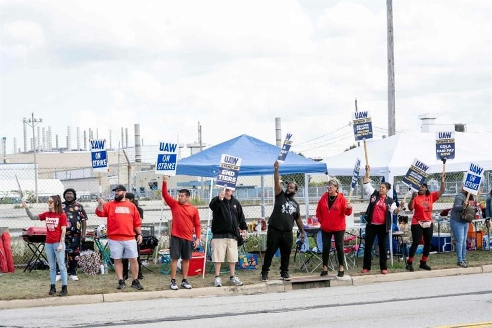 En un movimiento sorpresivo, los 8 mil 700 miembros dejaron sus puestos de trabajo en la planta alrededor de las 6:30 de la tarde.