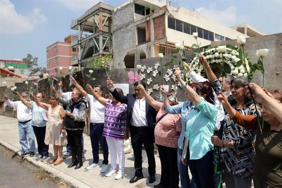 Desde hace 6 años, los familiares de alumnos, trabajadores y profesores que murieron en el Colegio Rébsamen acuden para realizar un homenaje.