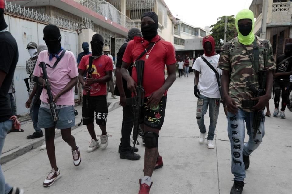 Miembros armados de la pandilla 'G9 y la Familia' marchan en una protesta contra el Primer Ministro haitiano, Ariel Henry, en Puerto Príncipe.