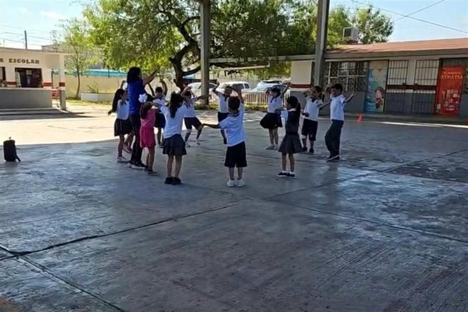 Alumnos de una primaria en Reynosa juegan en el patio del plantel al reanudarse las clases tras el paro de maestros.