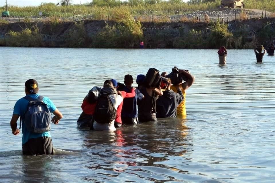 Cientos de migrantes venezolanos que ingresaron el martes a Coahuila por el tren llegaron la mañana de hoy a Piedras Negras, donde se organizaron para cruzar el Río Bravo hacia Eagle Pass, Texas.